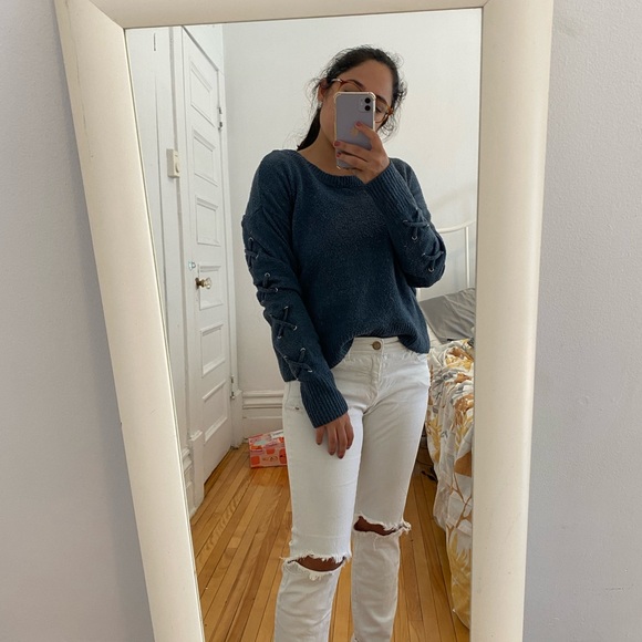 Garage sweater with the cutest black detail - Picture 3 of 3